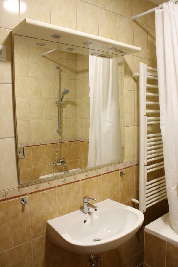 Kedvenc Vendeghaz Hotel Мисколк Екстериор снимка